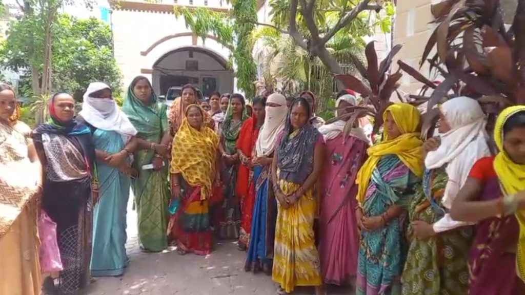 ग्रामीणों का विरोध