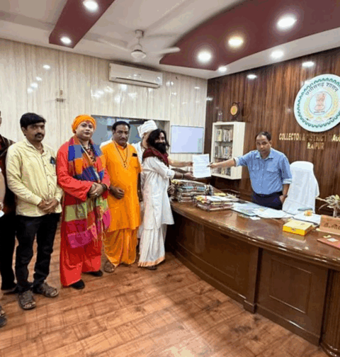 रायपुर में संत समाज के प्रतिनिधि कलेक्टर और एसपी को ज्ञापन सौंपते हुए, जिसमें अमनदत्त ठाकुर उर्फ स्वामी अभिरामदास के खिलाफ कार्रवाई की मांग की गई है।"