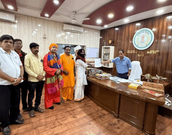 रायपुर में संत समाज के प्रतिनिधि कलेक्टर और एसपी को ज्ञापन सौंपते हुए, जिसमें अमनदत्त ठाकुर उर्फ स्वामी अभिरामदास के खिलाफ कार्रवाई की मांग की गई है।"