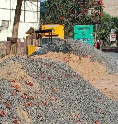 Raipur Municipal Commissioner Vishwadeep announcing e-challan for construction material on roads