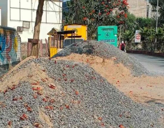 Raipur Municipal Commissioner Vishwadeep announcing e-challan for construction material on roads